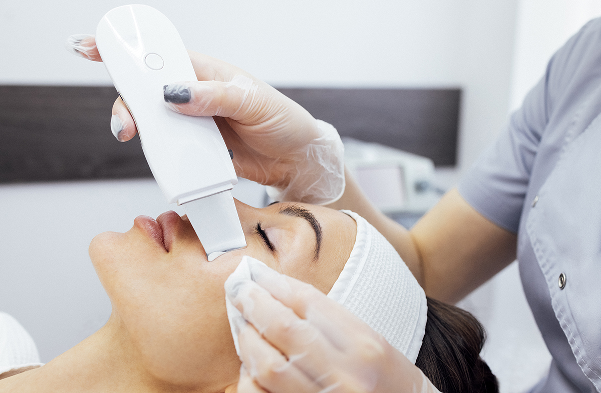 Laura Agustí Estilistas, tus especialistas en el peeling corporal. Estilista trabajando aplicando productos de peeling en cliente en el Grao de Castelló