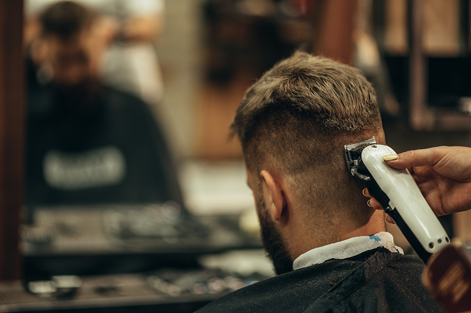 Laura Agustí Estilistas, tus especialistas en la Peluquería de Almazora. Estilista trabajando cortando el peinado del cliente en Almazora.