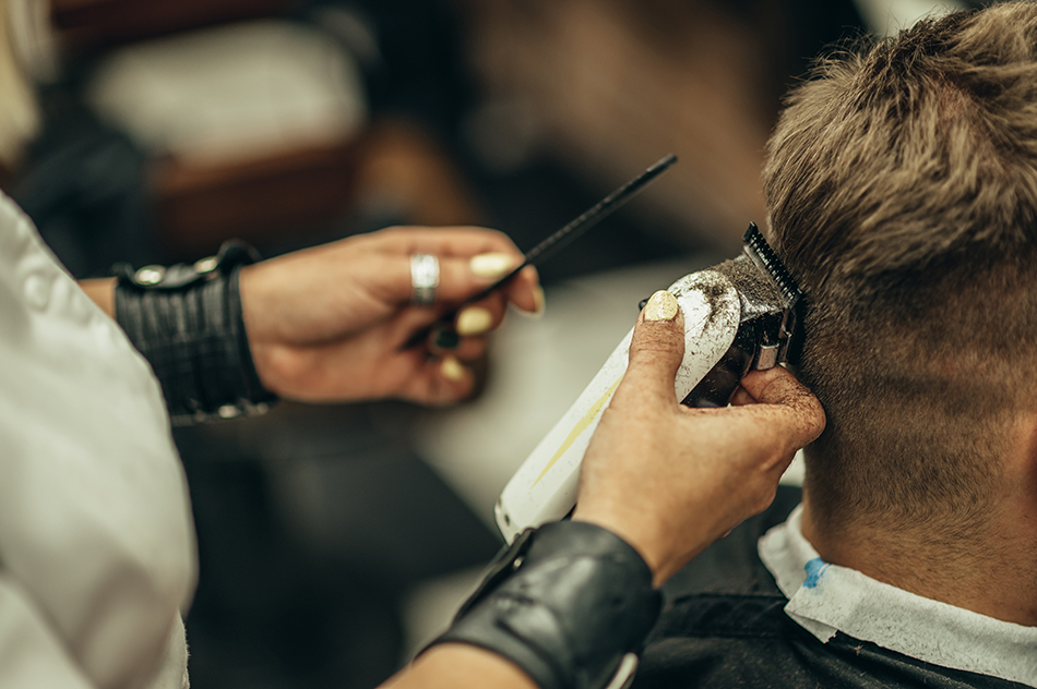 Laura Agustí Estilistas, tus especialistas en la Peluquería de Almazora. Estilista trabajando cortando el peinado del cliente en Almazora.